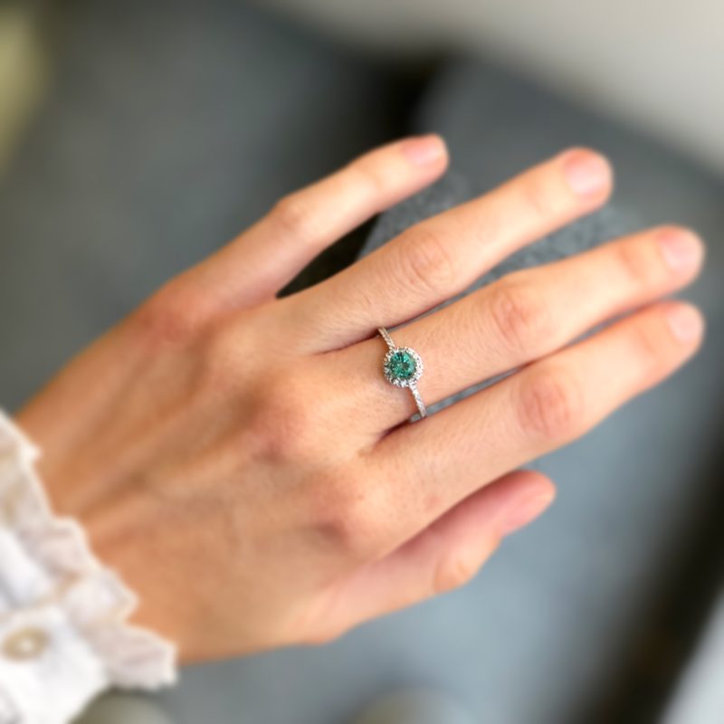 anillo diamantes y esmeralda