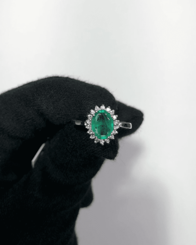 anillos de compromiso esmeralda y diamantes