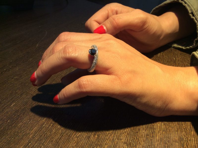 anillos de compromiso de diseño con diamante negro
