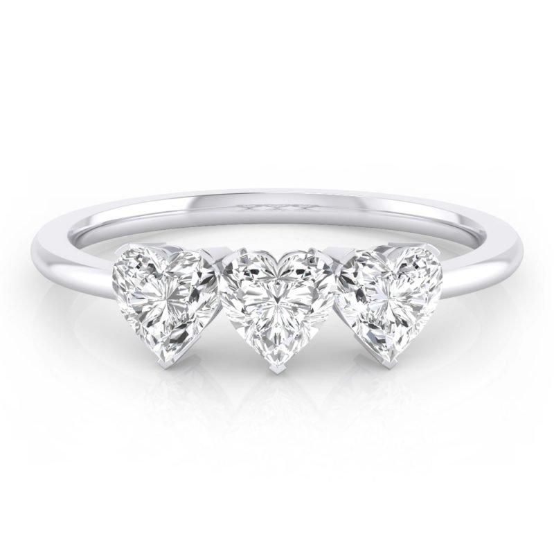 anillo con diamantes talla corazón