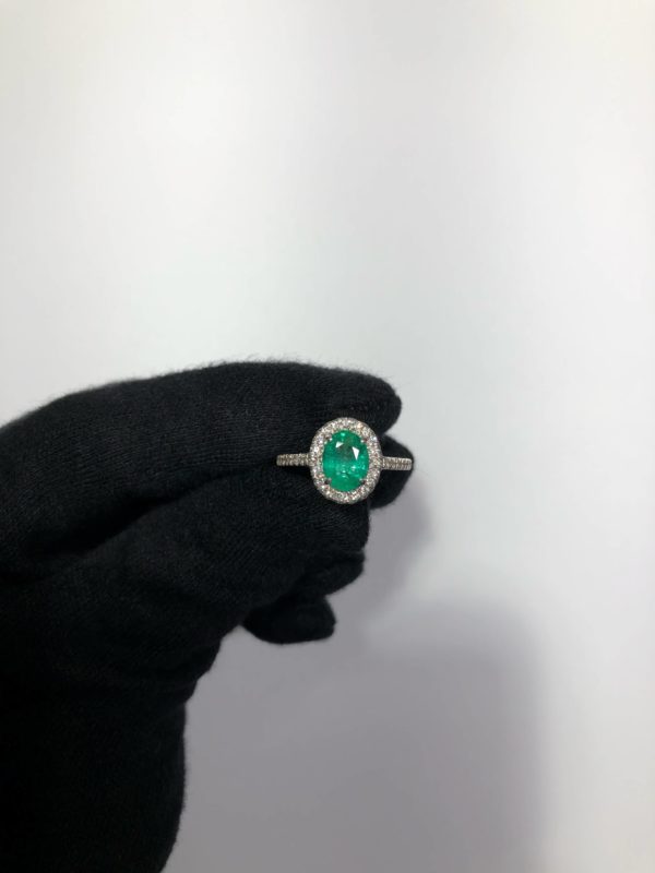 anillo esmeralda talla oval