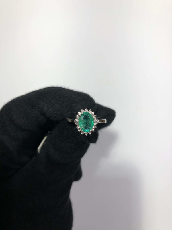 anillo esmeralda con orla de diamantes